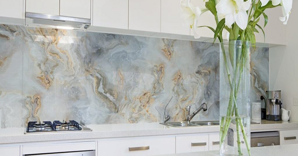 Kính ốp bếp vân đá là gì?