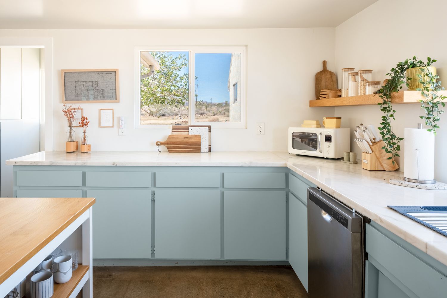 The kitchen combines a simple yet sophisticated blue and white color scheme (Source: Collected)