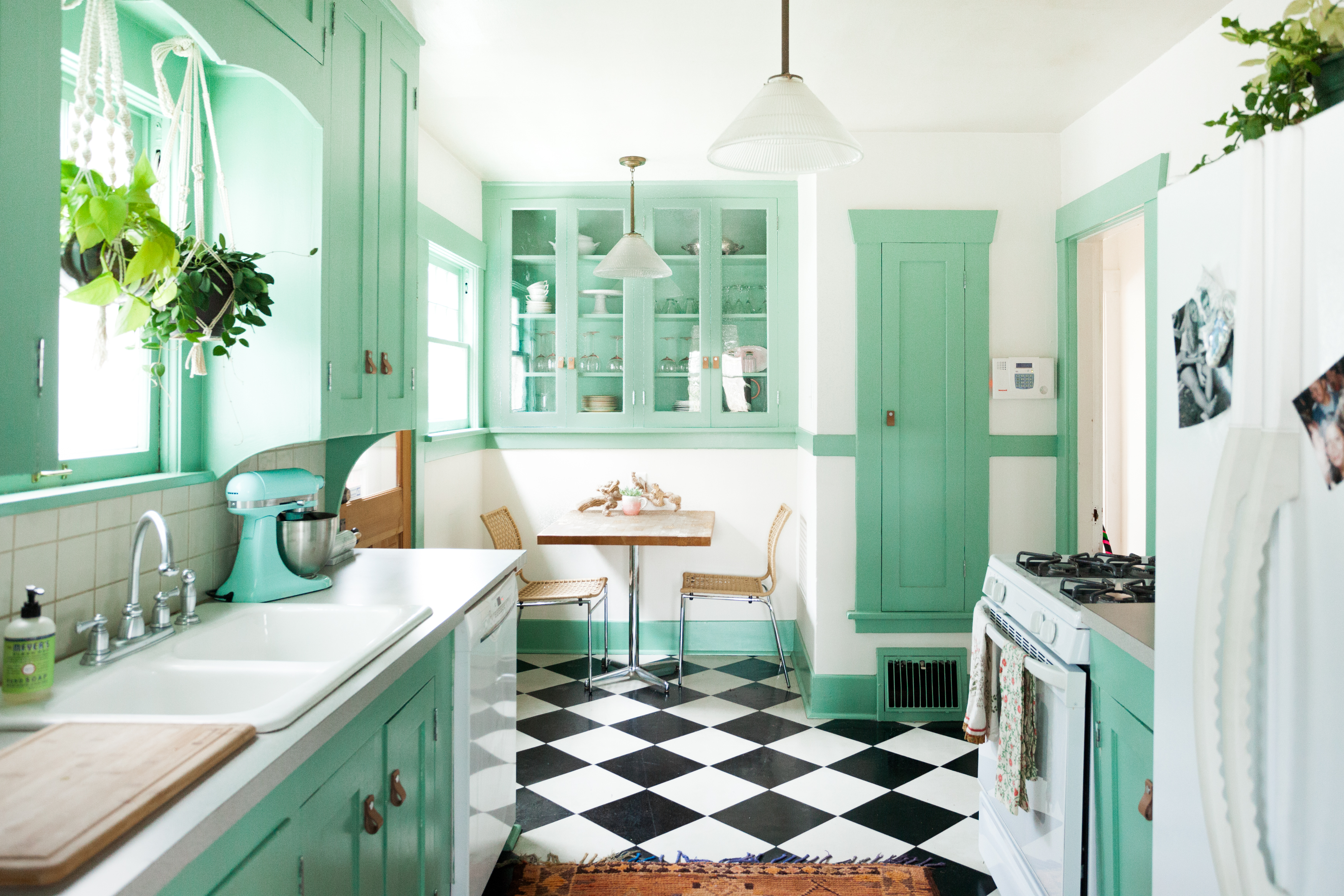 Green makes the kitchen brighter and more lively (Source: Collected)